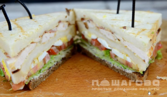 Фото приготовления рецепта: Клубный сэндвич с индейкой - шаг 6