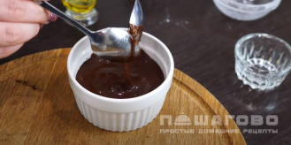 Фото приготовления рецепта: Кофейно-шоколадный кекс в кружке - шаг 2