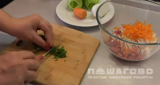Фото приготовления рецепта: Фаршированные перцы на сковороде - шаг 4