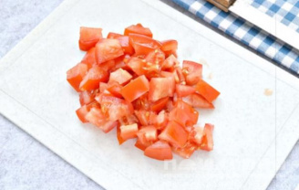 Фото приготовления рецепта: Салат с помидором, копченым сыром и сухариками - шаг 3