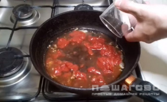 Фото приготовления рецепта: Соус для пиццы из томатной пасты - шаг 2