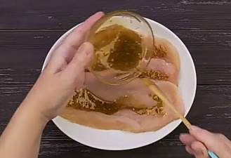 Фото приготовления рецепта: Отбивные с яблоками под медом - шаг 3