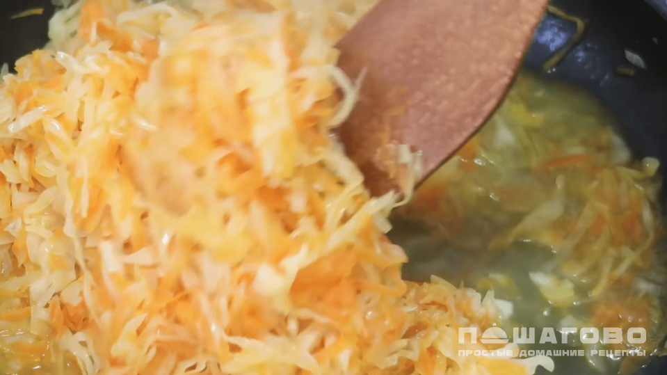 Фото приготовления рецепта: Кислые щи с капустой и куриной грудкой - шаг 4