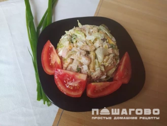Фото приготовления рецепта: Салат цезарь с ветчиной и зеленым луком - шаг 4