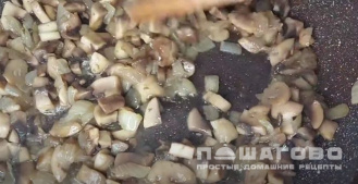 Фото приготовления рецепта: Пирог с картошкой и грибами - шаг 5