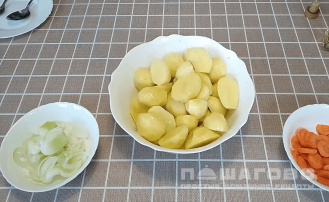 Фото приготовления рецепта: Куриные голени с картошкой в духовке - шаг 2