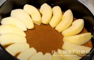 Фото приготовления рецепта: Яблочный пирог с карамелью - шаг 4