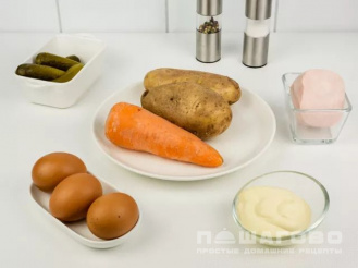 Фото приготовления рецепта: Зимний Оливье с колбасой и солеными огурцами - шаг 1