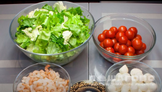 Фото приготовления рецепта: Салат с креветками и помидорами черри - шаг 1