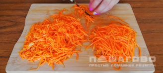 Фото приготовления рецепта: Салат с крабовыми палочками и морковью по-корейски - шаг 3