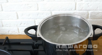 Фото приготовления рецепта: Суп с фрикадельками с рисом - шаг 1