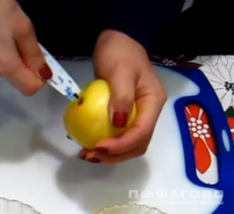 Фото приготовления рецепта: Запеченное яблоко с изюмом и овсянкой - шаг 1