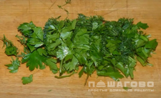 Фото приготовления рецепта: Свежий салат с огурцом, рукколой и салатом айсберг - шаг 4