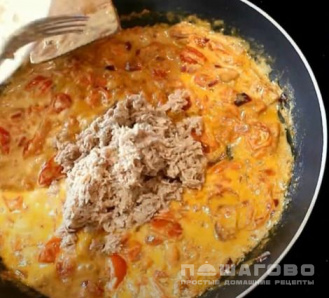 Фото приготовления рецепта: Паста с тунцом и томатами - шаг 6