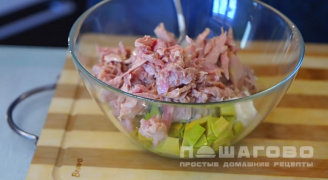 Фото приготовления рецепта: Салат с тунцом, авокадо и яйцами - шаг 4