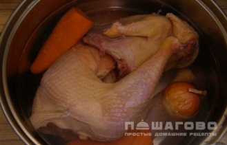 Фото приготовления рецепта: Классический светлый куриный бульон - шаг 3