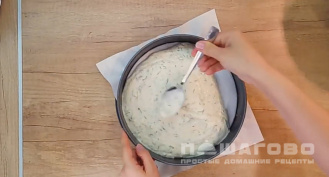 Фото приготовления рецепта: Заливной пирог на кефире с сыром - шаг 7