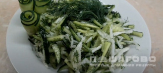 Фото приготовления рецепта: Салат с дайконом и огурцом - шаг 5