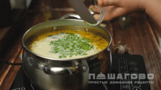 Фото приготовления рецепта: Кефирный суп с лисичками по-фински - шаг 4