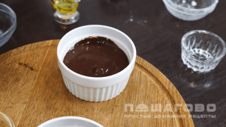 Фото приготовления рецепта: Кекс шоколадный в микроволновке - шаг 2