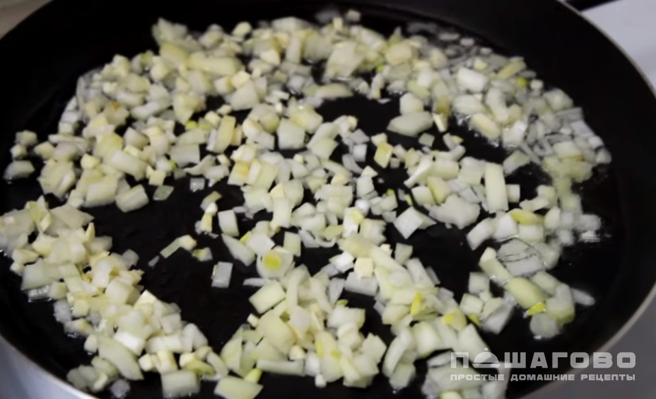 Фото приготовления рецепта: Томатный суп из морепродуктов - шаг 2