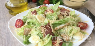 Фото приготовления рецепта: Салат «Цезарь» с курицей, овощами и сыром - шаг 5