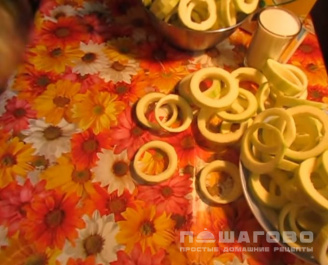 Фото приготовления рецепта: Консервированные кольца кабачков в ананасовом сиропе - шаг 1