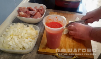 Фото приготовления рецепта: Отварная курица с томатной подливкой «по-армянски» - шаг 2