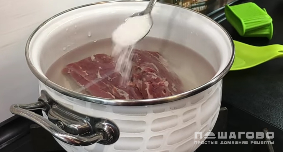 Фото приготовления рецепта: Салат со свининой и огурцами - шаг 1