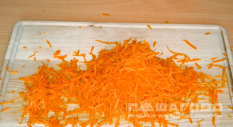 Фото приготовления рецепта: Морковный салат с сыром и чесноком - шаг 1