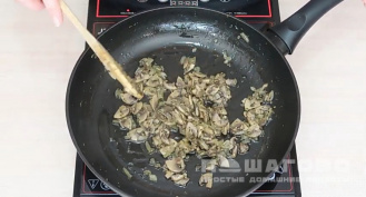Фото приготовления рецепта: Соус сметанно-грибной - шаг 6