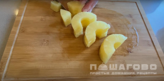 Фото приготовления рецепта: Курица в кисло-сладком соусе со сладким перцем и ананасами - шаг 4