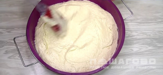 Фото приготовления рецепта: Заливной пирог с рыбной консервой - шаг 9