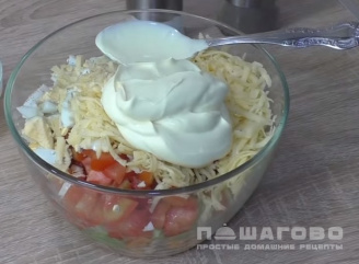 Фото приготовления рецепта: Классический салат с креветками - шаг 3
