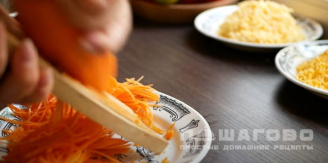 Фото приготовления рецепта: Салат с курагой и корейской морковью - шаг 4