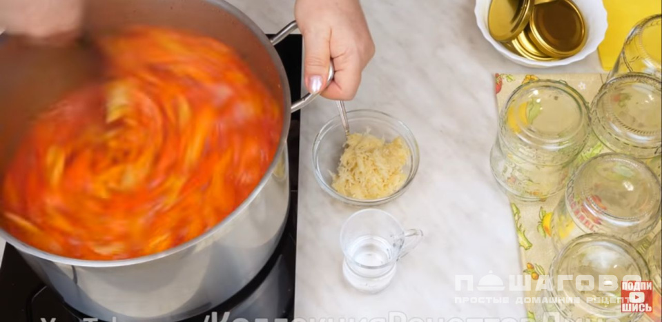 Фото приготовления рецепта: Вкусное лечо из сладкого и острого стручкового перца по-домашнему - шаг 10