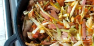 Фото приготовления рецепта: Бигус с колбасой и свежей капустой - шаг 4