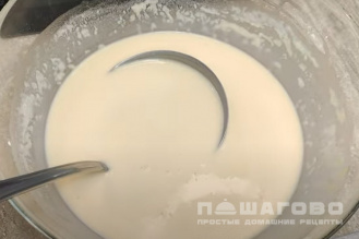 Фото приготовления рецепта: Классические блины тонкие на молоке - шаг 4