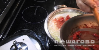 Фото приготовления рецепта: Борщ классический с перцем, укропом и чесноком - шаг 14