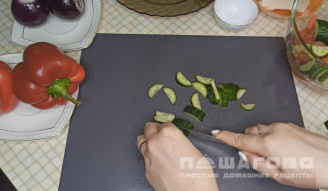 Фото приготовления рецепта: Греческий салат с брынзой - шаг 2