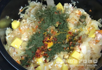 Фото приготовления рецепта: Тушеный капустняк с рисом - шаг 7