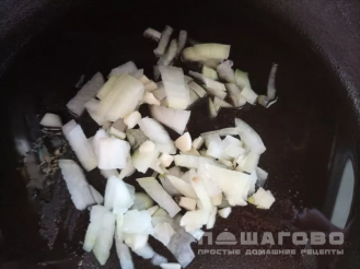 Фото приготовления рецепта: Сытная яичница с креветками на сковороде - шаг 2