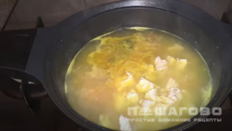 Фото приготовления рецепта: Сырный суп в горшочках в духовке - шаг 7