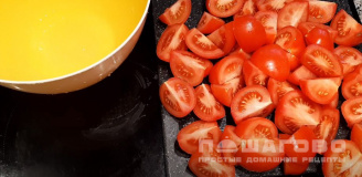 Фото приготовления рецепта: Яичница с индейкой и помидорами - шаг 5