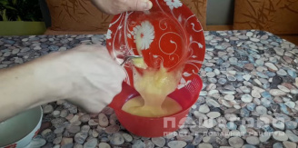 Фото приготовления рецепта: Заливной пирог с клубникой - шаг 8
