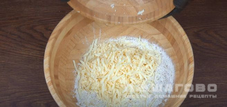 Фото приготовления рецепта: Открытый пирог с сыром и луком-пореем - шаг 4
