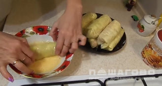 Фото приготовления рецепта: Сосиски в капустных листьях - шаг 7