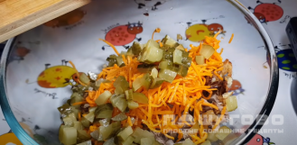 Фото приготовления рецепта: Салат с корейской морковью и печенью - шаг 6