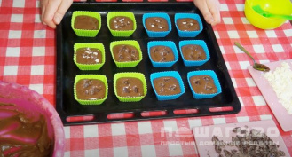 Фото приготовления рецепта: Шоколадные маффины с кусочками шоколада - шаг 4