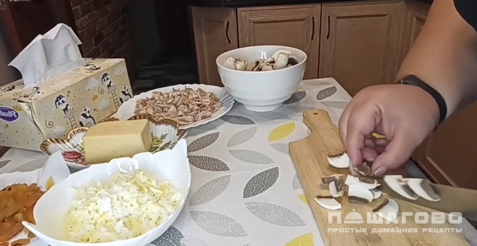 Фото приготовления рецепта: Салат с курагой и курицей - шаг 3